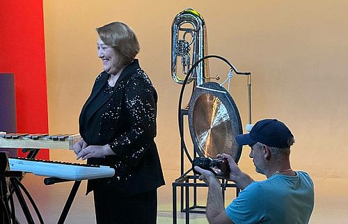 Зухра Сергунова в эфире. Фото пресс-службы Министерства образования и науки Хакасии